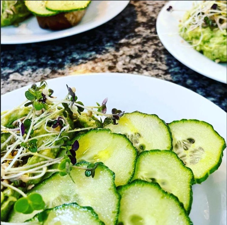 Piatto vegan con verdure e germogli