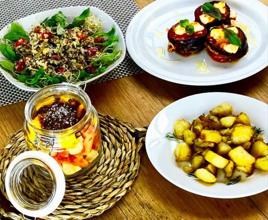 Insalata vegan colorata e verdure al forno